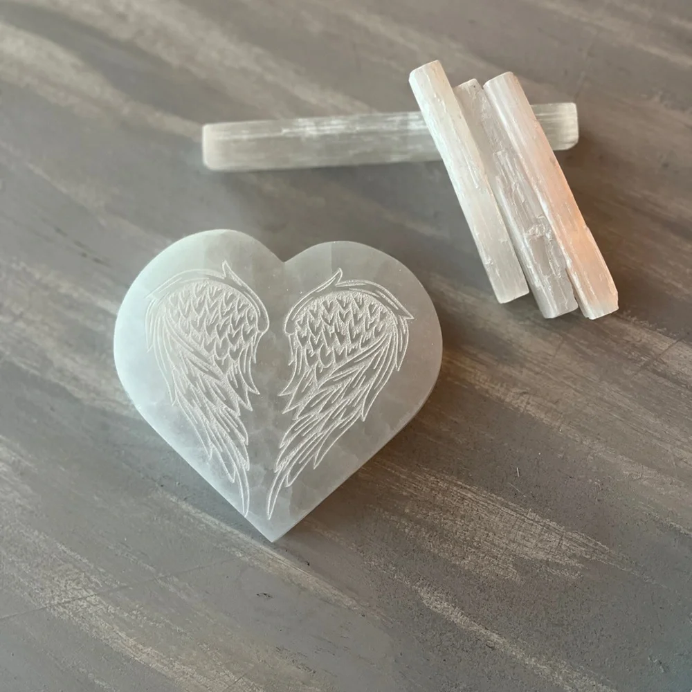 Selenite heart with angel wings - Picture 3 of 8